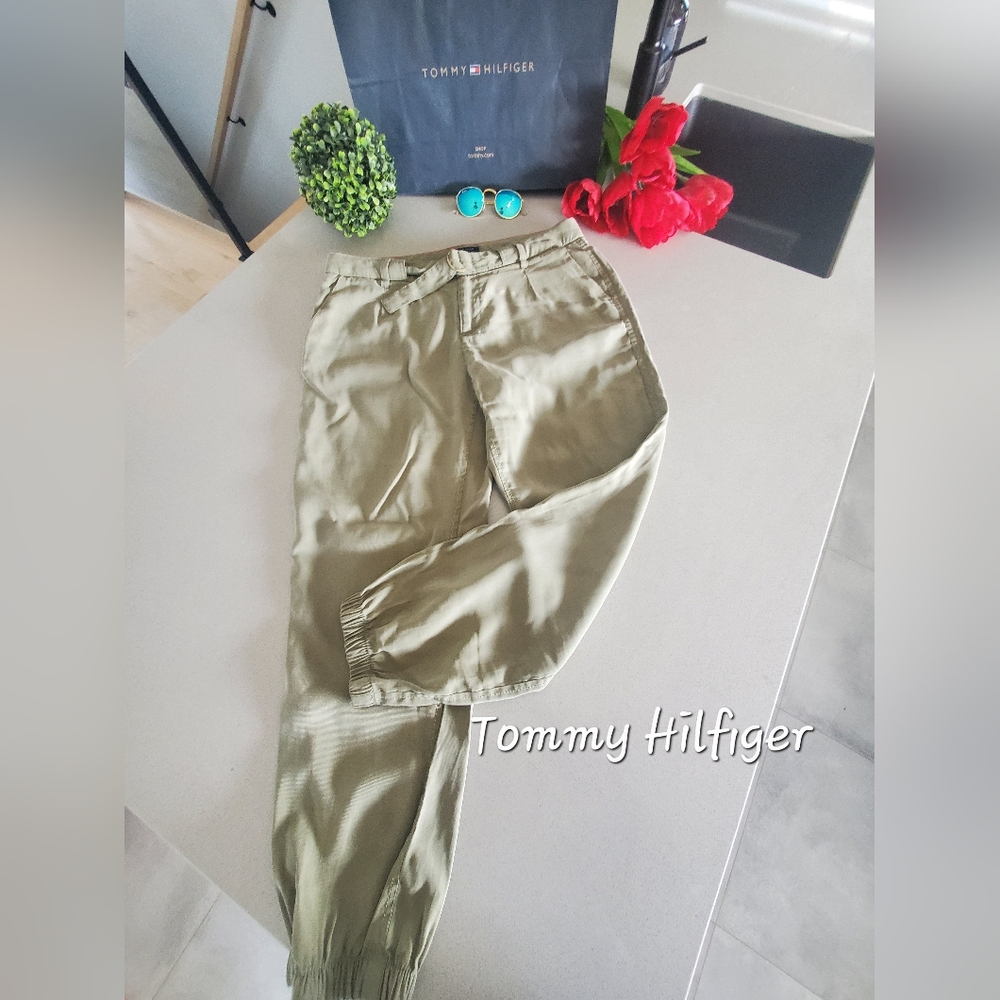 TOMMY HILFIGER Très beau pantalon de style cargo vert kaki avec poches